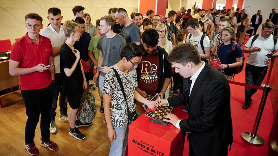 Fani mieli okazję spotkać się z szachistami i zdobyć autografy. Fot.: Rafał Oleksiewicz