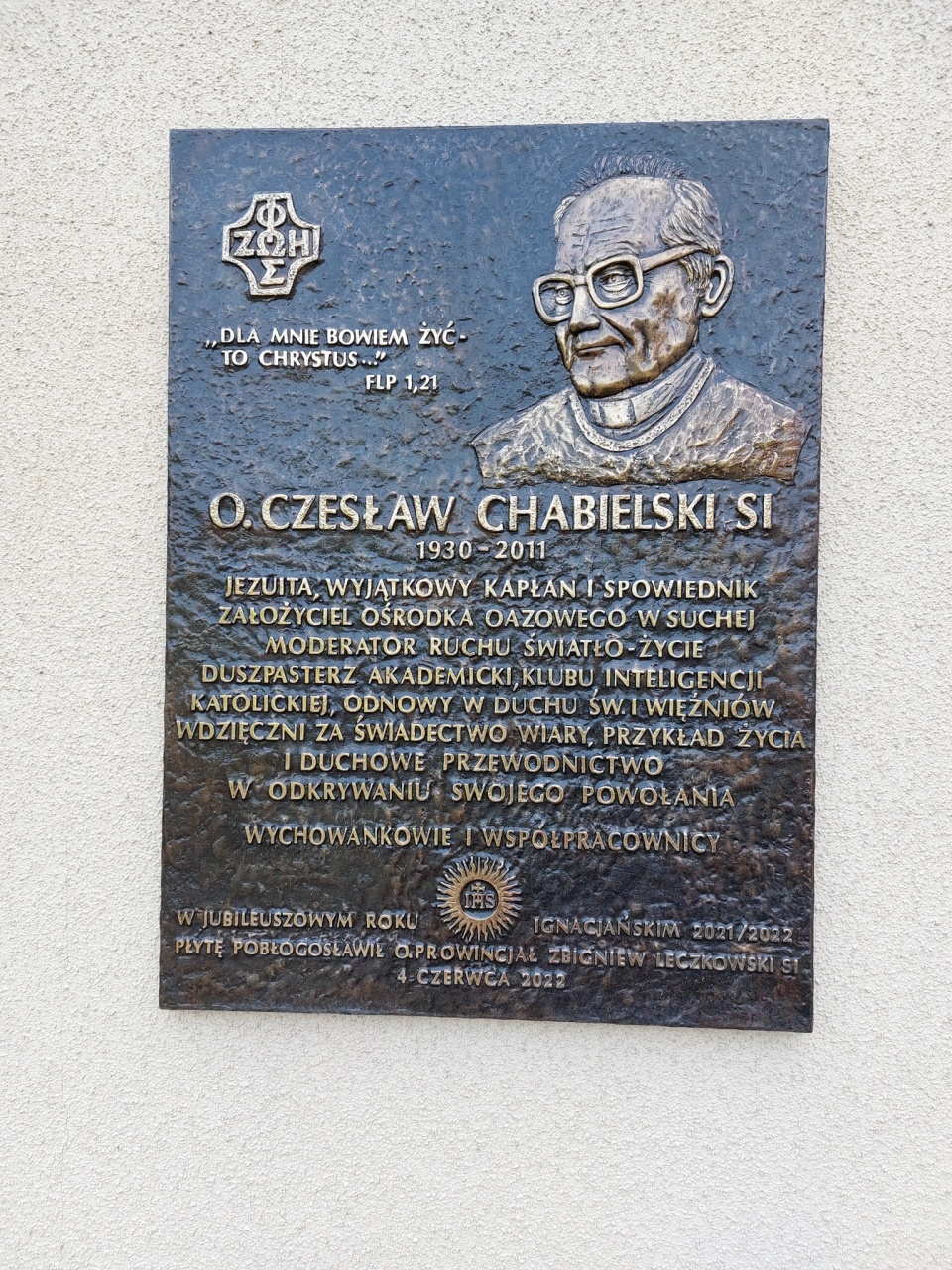 Tablica pamięci. o Czesława Chabielskiego odsłonięta została na terenie ośrodka rekolekcyjnego w Suchej/fot. Facebook