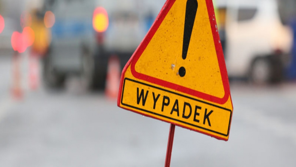 Jedna osoba zginęła, a sześć trafiło do szpitala po wypadku w Karolewie koło Świecia./fot. PAP/Leszek Szymański