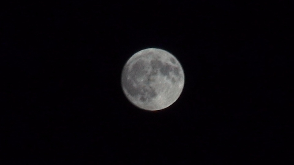Zdjęcie Księżyca z 13 czerwca 2022. (jw)