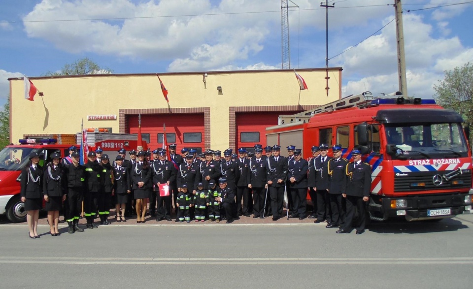 Strażacy przed budynkiem OSP Unisław./fot. unislaw.osp.pl