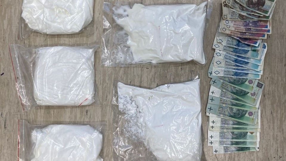 Bydgoscy policjanci zwalczający przestępczość narkotykową zatrzymali mężczyznę, który w pojeździe przewoził ponad 5 kilogramów amfetaminy o czarnorynkowej wartości 200 tysięcy złotych. Fot. Policja