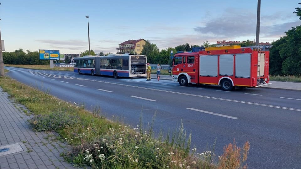 Na przystanku Solskiego/Bielicka w Bydgoszczy doszło do pożaru komory silnika w autobusie komunikacji miejskiej należącym do prywatnego przewoźnika. Fot. Bydgoszcz998