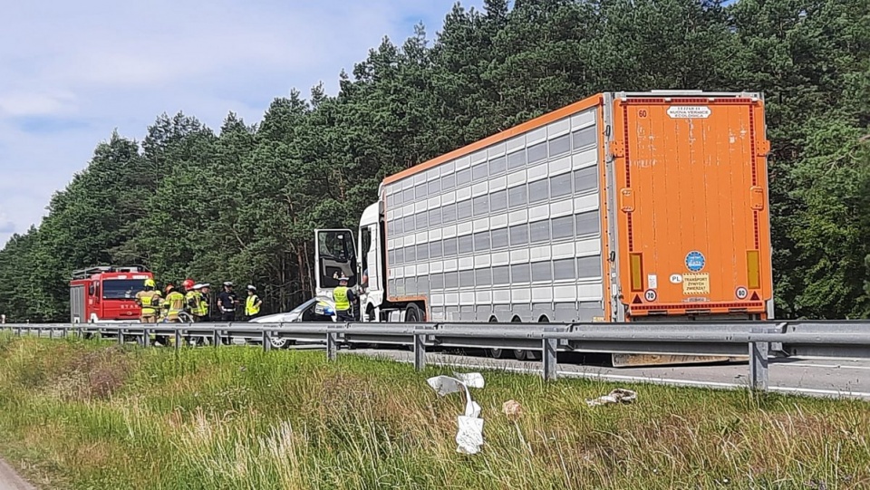 Samochód osobowy i ciężarówka zderzyły się na DK nr 10/fot. OSP w Wiosce, Facebook