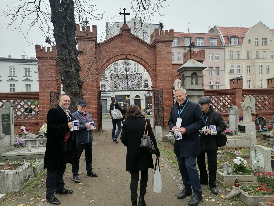 Na cmentarzu Starofarnym wśród kwestujących są prezydent Bydgoszczy Rafał Bruski i kompozytor Piotr Salaber/fot. Monika Siwak