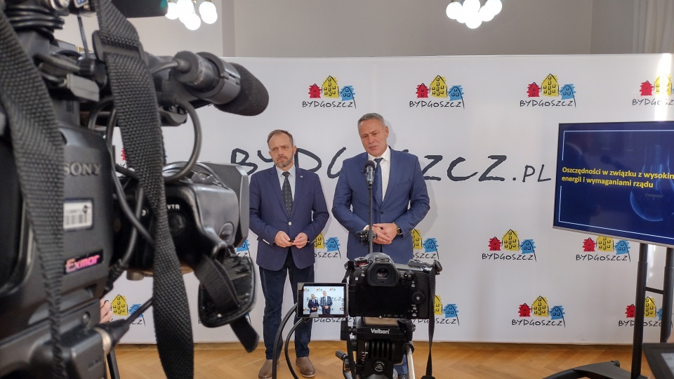 Od lewej: Tomasz Bońdos, koordynator Zespołu ds. Zarządzania Energią, Rafał Bruski, prezydent Bydgoszczy/fot. Maciej Wilkowski