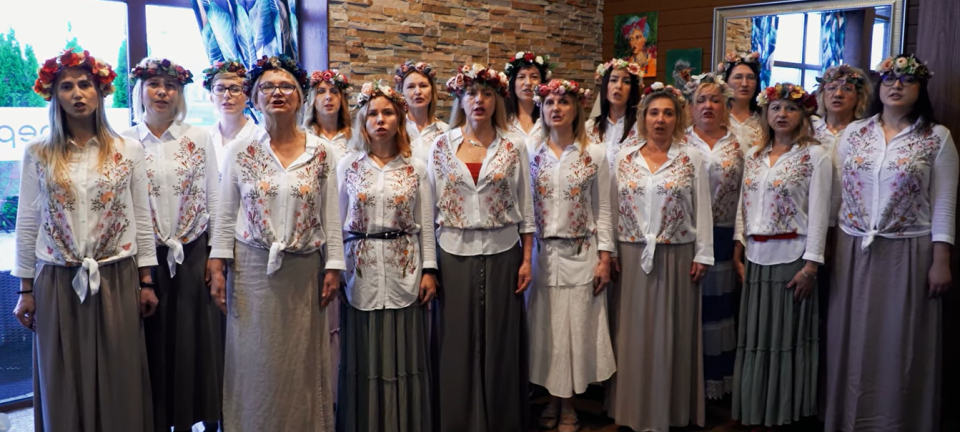 W kampanii „Niech połączy nas hymn” wzięli udział przedstawciele różnych pokoleń i środowisk/kadr z filmu Michała Kardasa ze Starostwa Powiatowego w Toruniu