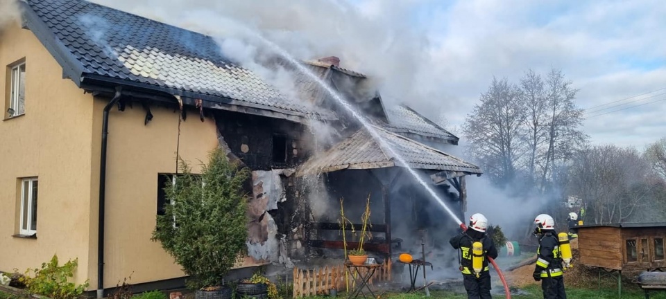 Spaliła się część elewacji oraz wejście do budynku/fot. KM PSP Toruń, Facebook