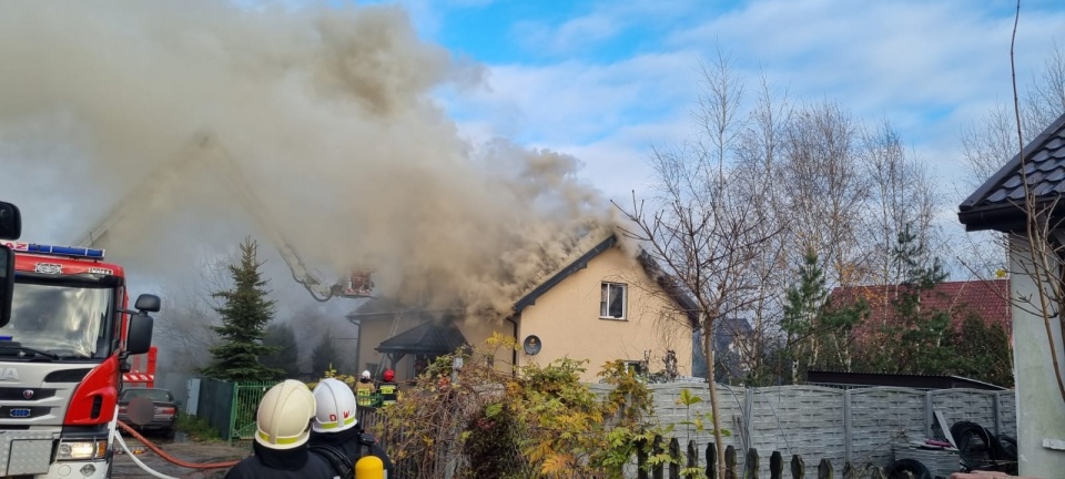 Spaliła się część elewacji oraz wejście do budynku/fot. KM PSP Toruń, Facebook