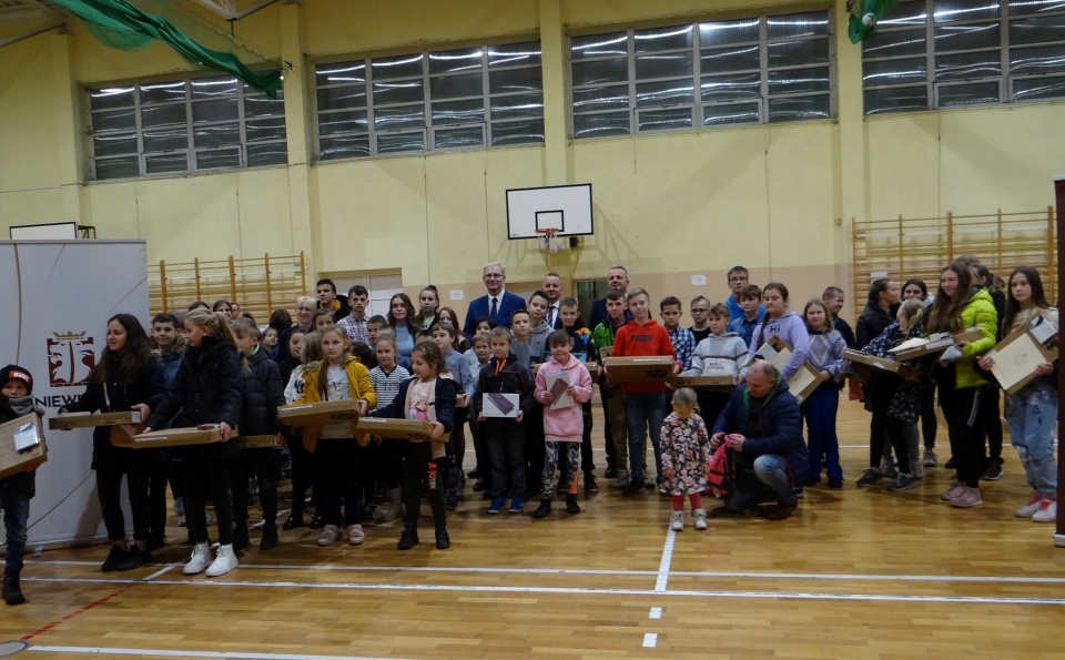 Uroczystość wręczenia sprzętu komputerowego odbyła się w Szkole Podstawowej nr 2 w Gniewkowie/fot. Urząd Miejski Gniewkowo, Facebook