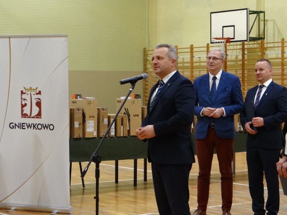 Od lewej: wojewoda Mikołaj Bogdanowicz, poseł Tomasz Latos, burmistrz Adam Straszyński/fot. Urząd Miejski w Gniewkowie