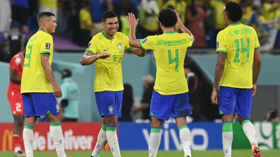 Brazylia ciesząca się po bramce, która zapewniła im awans do 1/8 finału. Fot.: Neil Hall/PAP