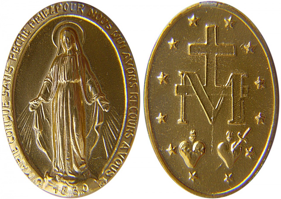W roku 1830 Matka Boża na Rue du Bac w Paryżu objawiła się nKatarzynie Labouré – obecnie świętą – prosząc ją, aby rozpowszechniła Cudowny Medalik, zawierający – znane dziś na całym świecie – wezwanie: „O Maryjo bez grzechu poczęta, módl się za nami, którzy się do Ciebie uciekamy!”. Na zdjęciu: awers i rewers medalika/fot. Xhienne, CC BY-SA 3.0 (Wikipedia)