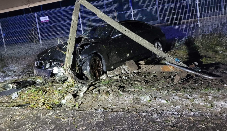 W piątek parę minut po północy samochód osobowy wpadł na słup energetyczny w Zielonce (gm. Białe błota)./fot. OSP Białe Błota