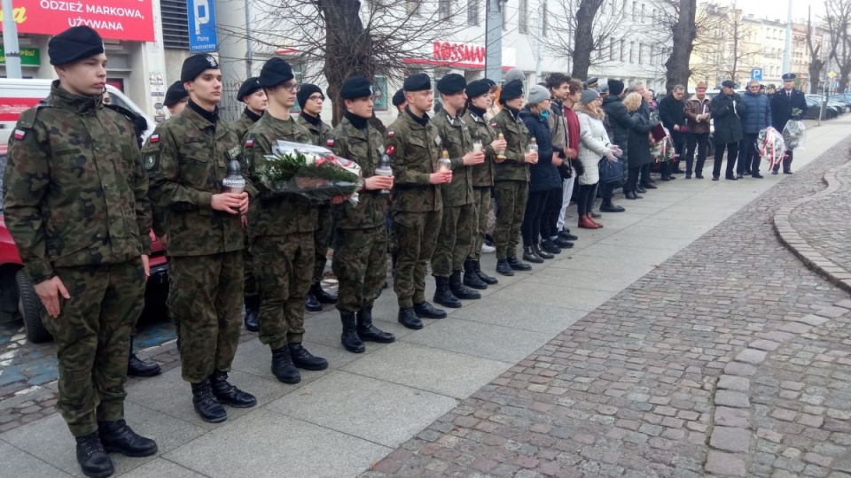 Przy pomniku Solidarności zorganizowano miejskie uroczystości 41. rocznicy wprowadzenia stanu wojennego w Grudziądzu/fot. Marcin Doliński