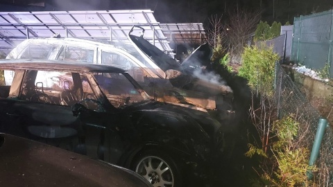 Na parkingu bydgoskiej restauracji spłonęły trzy samochody, a czwarty uległ poważnemu uszkodzeniu./fot. Bydgoszcz 998
