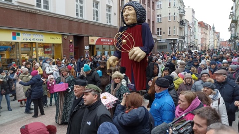 Mikołaj Kopernik wziął udział w pochodzie i otrzymał urodziny tort. Weekend w Toruniu stoi pod znakiem 550. rocznicy urodzin wybitnego astronoma/Fot. i wideo Monika Kaczyńska