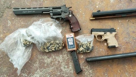 Policjanci spodziewali się znaleźć kolejne narkotyki, a ich oczom ukazał się mały arsenał broni i amunicji/fot. materiały policji