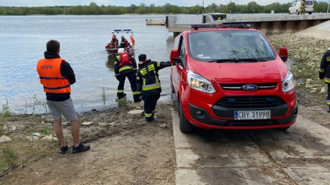 W sobotę po południu prom „Flisak", który od dwóch tygodni pływa po Wiśle między Czarnowem i Solcem Kujawskim, utknął na rzece. Konieczne było ewakuowanie kilkudziesięciu pasażerów/fot. OSP Solec Kujawski/Facebook