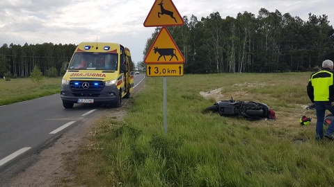 Na drodze lokalnej w wsi Małe Rudy (powiat nakielski), kierująca skuterem kobieta przewróciła się na łuku drogi/fot. Bydgoszcz 998