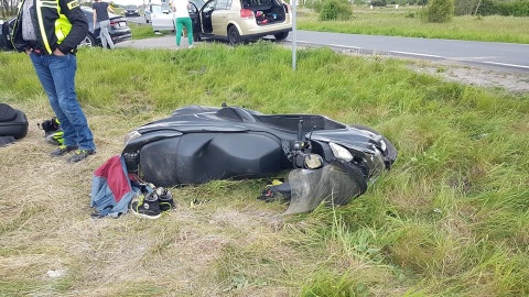 Na drodze lokalnej w wsi Małe Rudy (powiat nakielski), kierująca skuterem kobieta przewróciła się na łuku drogi/fot. Bydgoszcz 998