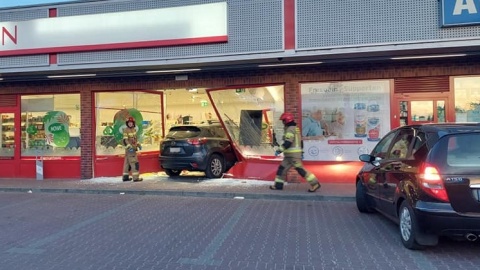 Samochód wjechał w witrynę drogerii na bydgoskim Szwederowie. Strażacy przybyli z pomocą/fot. Bydgoszcz 998/Facebook