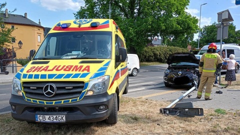 Kierowca samochodu marki Renault, chcąc uniknąć zderzenia z innym autem, gwałtownie zmienił pas jazdy i uderzył w latarnię, a ta spadając na chodnik uderzyła w stojącą przy przejściu dla pieszych kobietę/fot. Bydgoszcz 998/Facebook