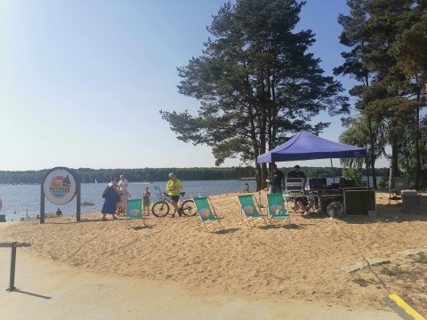 Festyn charytatywny na plaży w Pieczyskach. W programie pokazy służb, kucyki i loteria fantowa