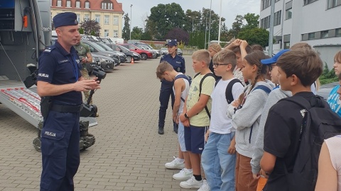Komisariat Bydgoszcz-Śródmieście odwiedziły dzieci z klasy piątej Szkoły Podstawowej w Białych Błotach/fot. materiały policji