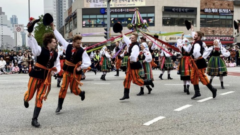 Zespół Pieśni i Tańca Ziemia Bydgoska w sobotę wziął udział w ogromnej paradzie ulicami Cheonan/fot. Ziemia Bydgoska, Facebook