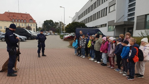 Uczniowie klasy czwartej ze Szkoły Podstawowej nr 17 w Bydgoszczy odwiedzili komisariat w śródmieściu/fot. materiały policji