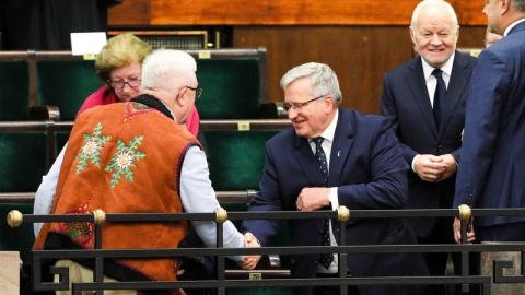 Były prezydent RP Bronisław Komorowski (C) na sali Sejmu przed pierwszym posiedzeniem izby w Warszawie/fot. PAP/Paweł Supernak