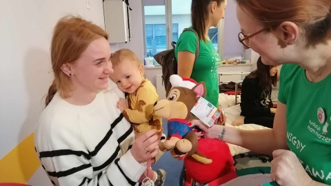 Pieski, misie, kredki i inne zabawki pomagają dzieciom przetrwać trudny czas leczenia w szpitalu/fot: Monika Siwak