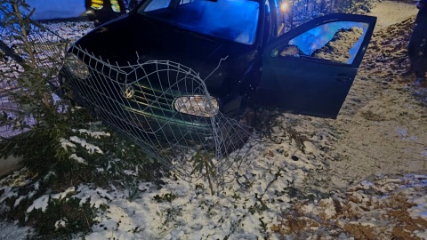 W poniedziałek (27 listopada) 37-letni kierujący wjechał w ogrodzenie posesji na ul. Polnej w Bukowcu (pow. świecki)/fot. KPP w Świeciu