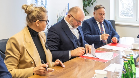 Na mocy podpisanego porozumienia do powiatów sępoleńskiego, lipnowskiego i nakielskiego trafi blisko 25 milionów euro/fot: Szymon Zdziebło dla UMWKP