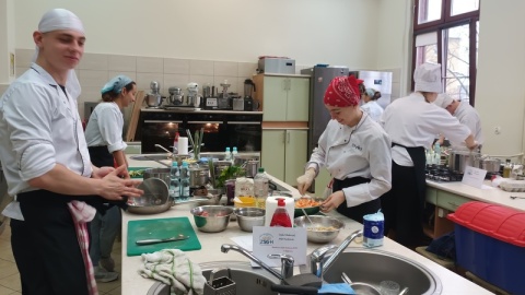 Trzy dania – przystawkę, zupę i danie główne – mieli do przygotowania uczestnicy II Wojewódzkiego Konkursu „Mistrzowie w swoim fachu”/fot. nadesłane