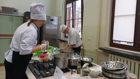 Trzy dania – przystawkę, zupę i danie główne – mieli do przygotowania uczestnicy II Wojewódzkiego Konkursu „Mistrzowie w swoim fachu”/fot. nadesłane