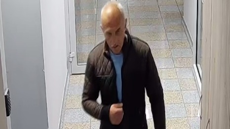 Kradzież w gabinecie lekarskim w Osielsku. Podejrzewanego uchwycił monitoring [zdjęcia]