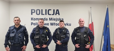 Dwulatkowie siedzieli na parapecie na trzecim piętrze. Uratowali ich policjanci