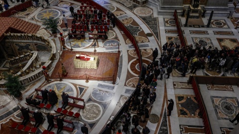 Watykan szykuje się do pogrzebu Benedykta XVI. Tysiące ludzi oddają mu hołd