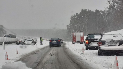 Samochody wpadały jeden na drugi. Karambol z udziałem siedmiu aut na A1 [zdjęcia]