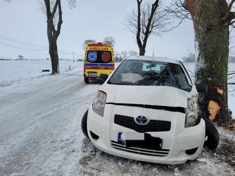 Śnieg, ślisko, bardzo trudne warunki na drogach. Dużo wypadków w regionie [aktualizacja]