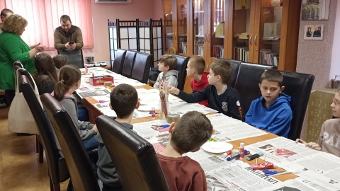 Gminna Biblioteka Publiczna w Dobrczu umila dzieciom ferie. Codziennie inne zajęcia