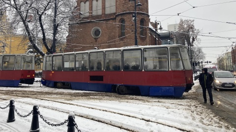 Na drogach koszmar Mokro i ślisko. Z torów wykoleił się tramwaj [wideo, zdjęcia]