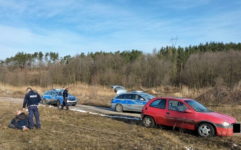 Policyjny pościg. Jechał gratem, bez pasów, z zakazem prowadzenia auta i pijany