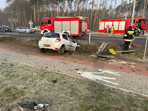 Auto dachowało w Białych Błotach. Ruch odbywa się już płynnie