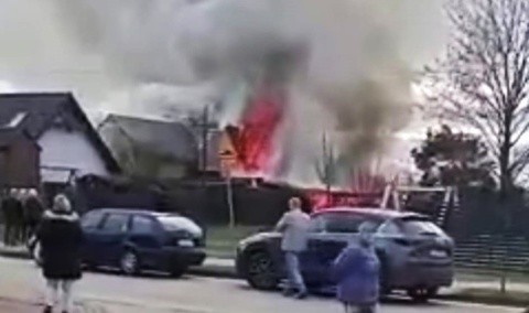 Pożar w Nowej Wsi Wielkiej. Płonął dom jednorodzinny i budynki gospodarcze