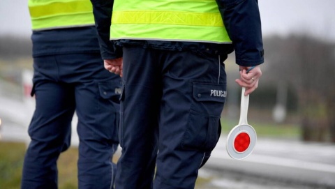 Na trasie popsuł się jej samochód. Z pomocą przyszli nakielscy policjanci