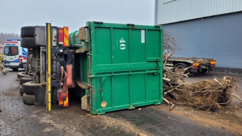 Ciężarówka przewróciła się, kierowca nie żyje. Wypadek na terenie zakładu