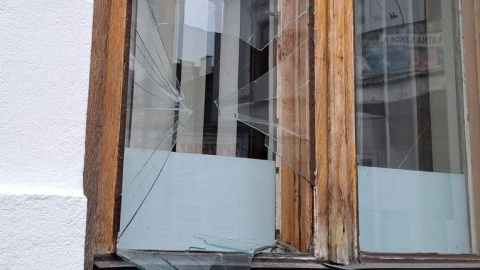 Włocławek: nieznani sprawcy wybili szybę w oknie siedziby Prawa i Sprawiedliwości